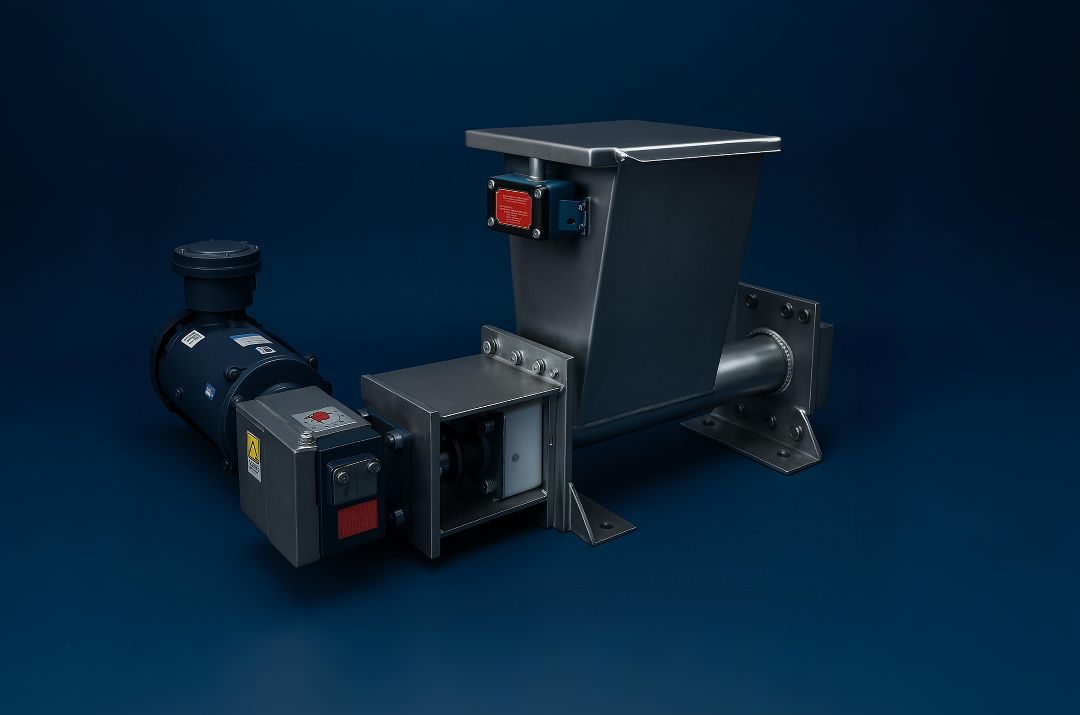 Compact lump breaker with motor