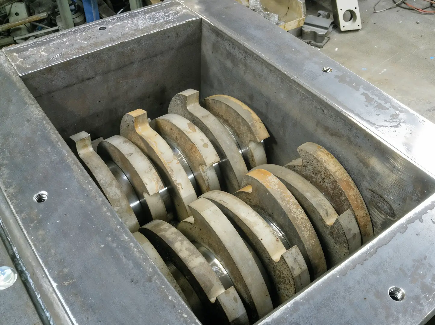 Dual-shaft lump breaker rotor blades close-up