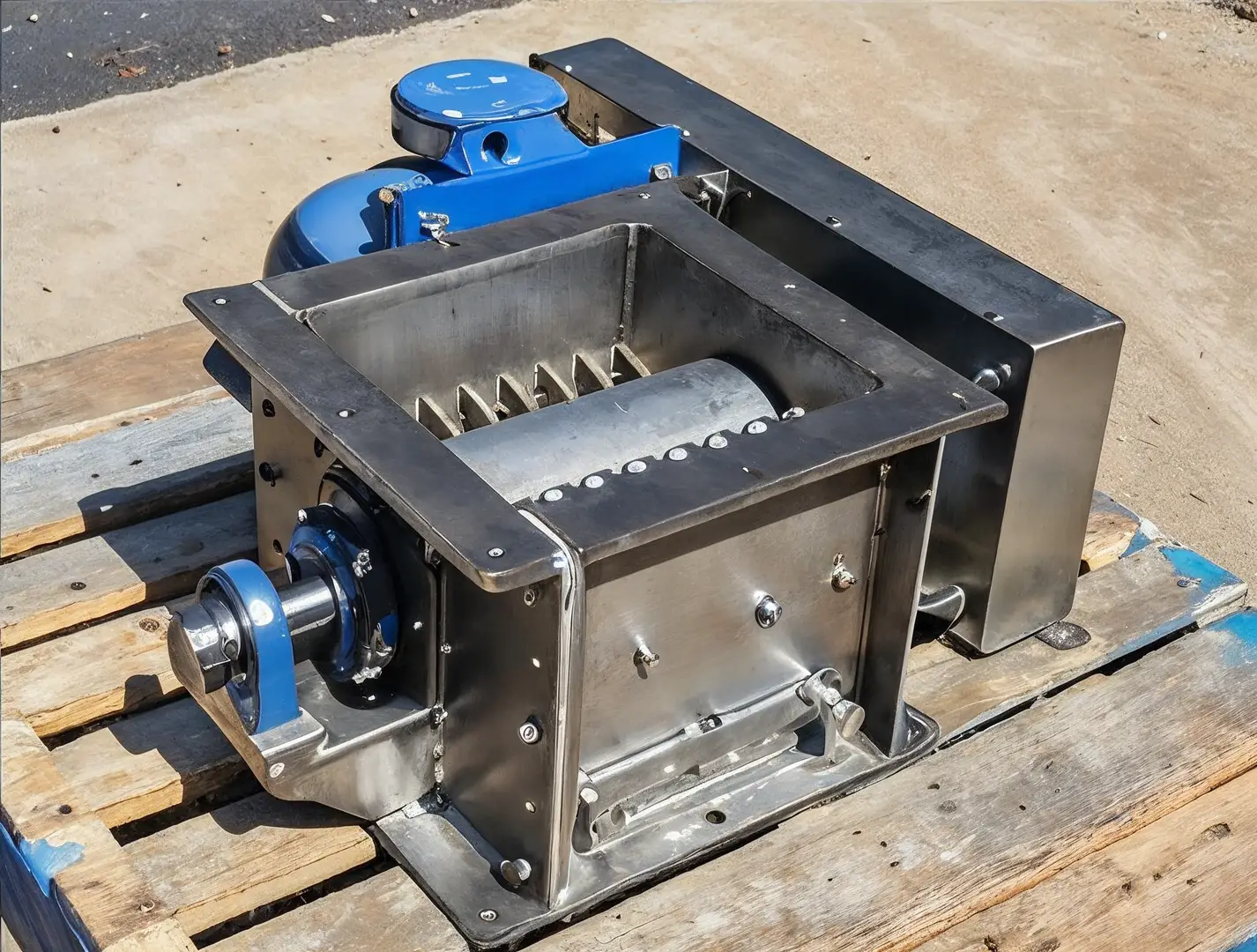 Heavy-duty lump breaker with gear assembly